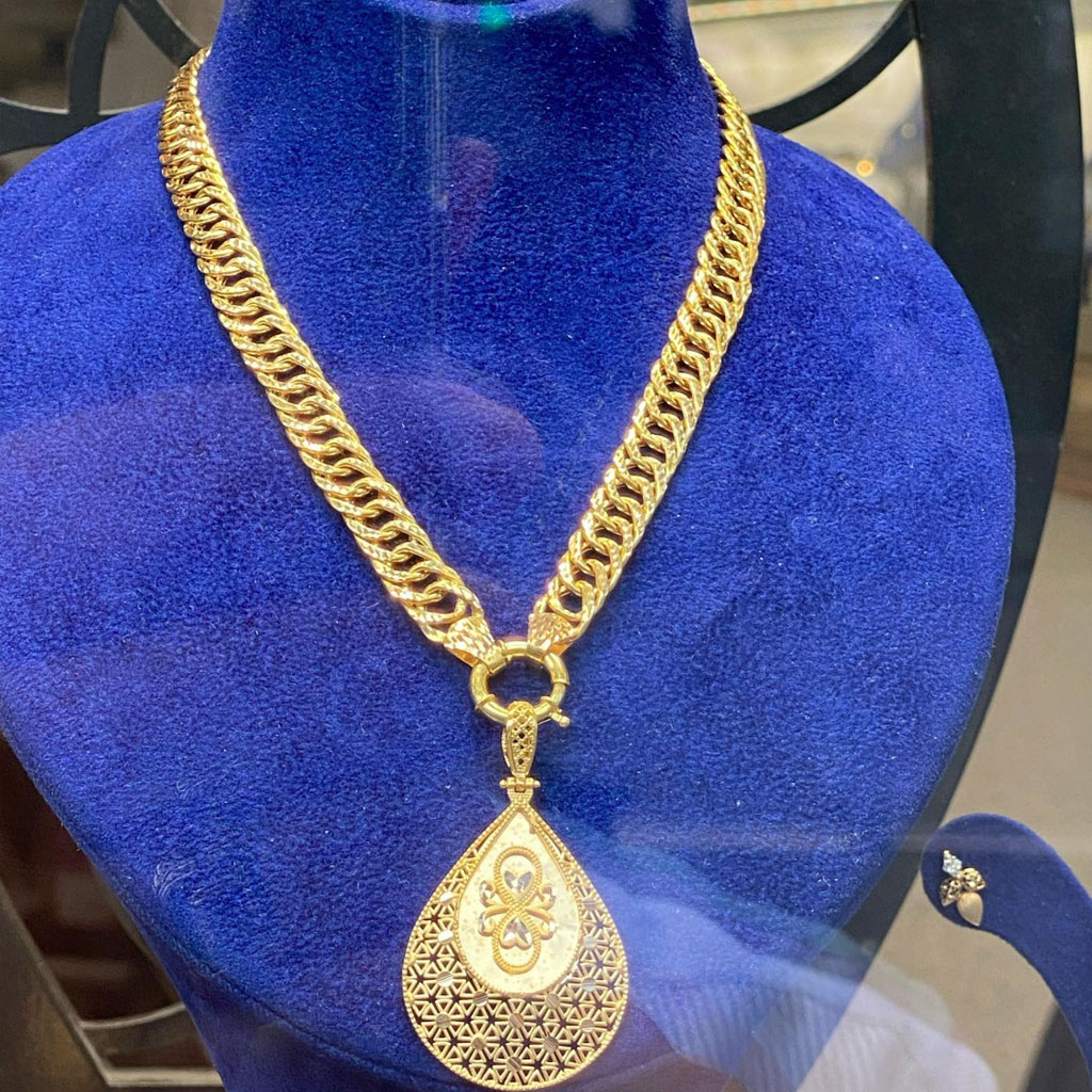 Instagram, Halsketten